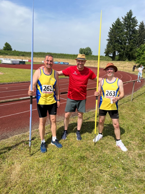 Speerwurf Senioren, Back und Jülg mit Trainer Teufert