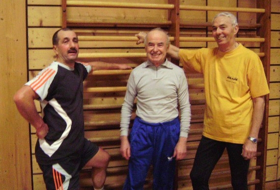 drei Jedermänner an der Sprossenwand