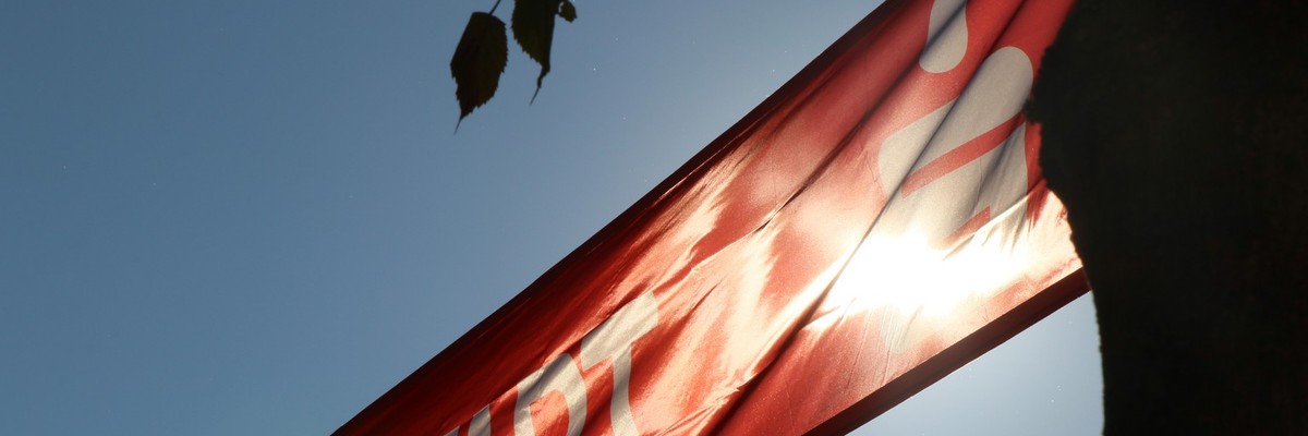 Klicken um die Schaltflächen oben zu zeigen oder zu verbergen